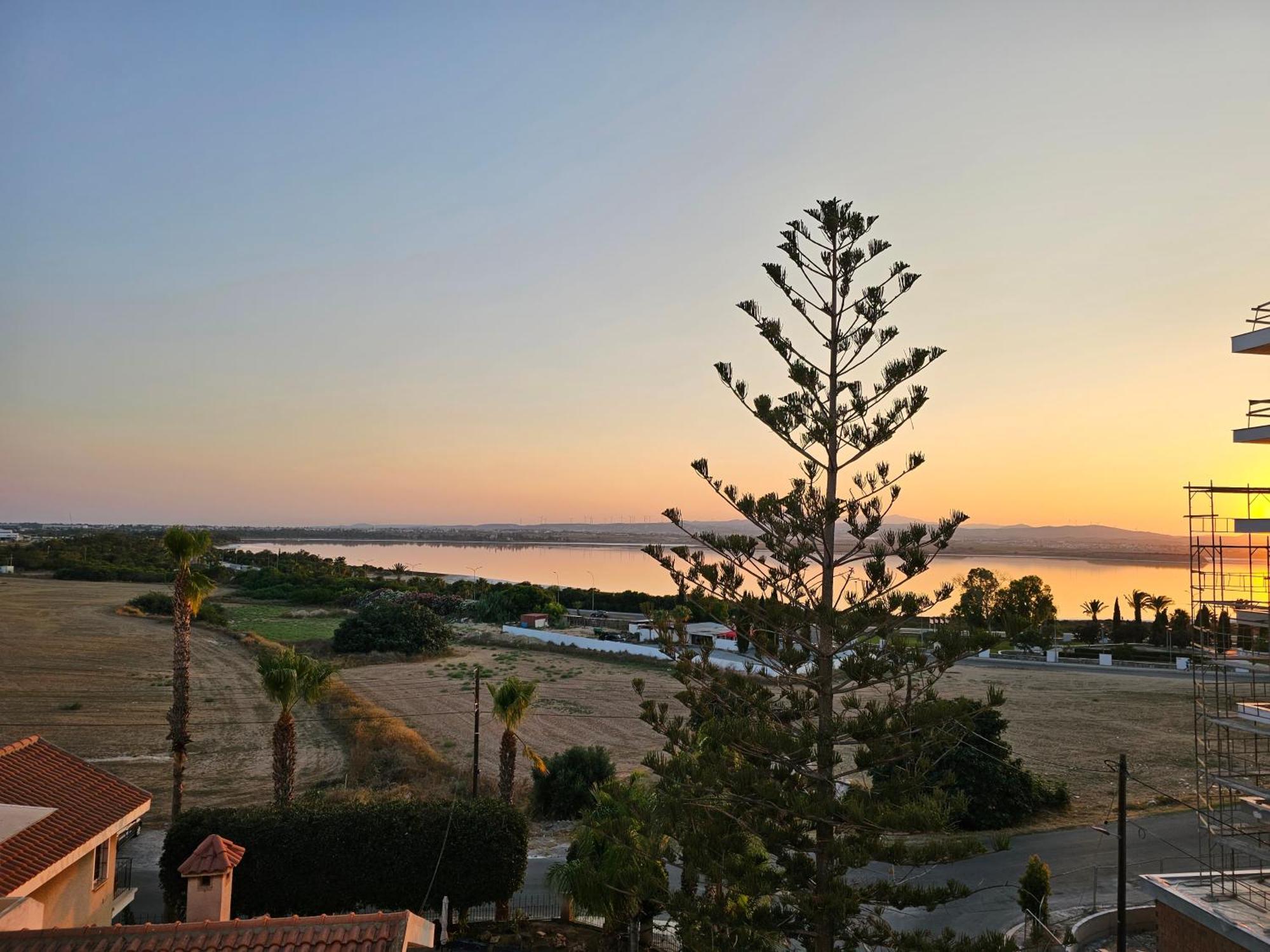 Majestic Sunset Salt Lake Views 300M From Beach Apartment Larnaca Exterior photo